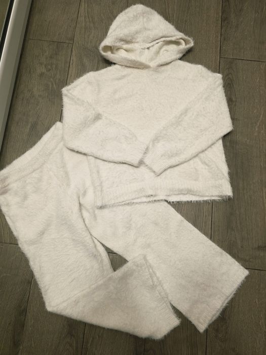Costum H&M 122-128 cm purtat dar în stare foarte bună