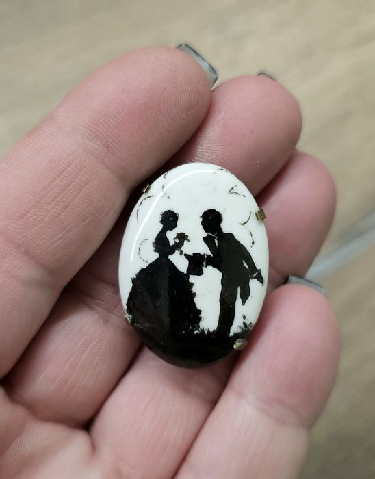 Broșă veche din porțelan cu un model delicat