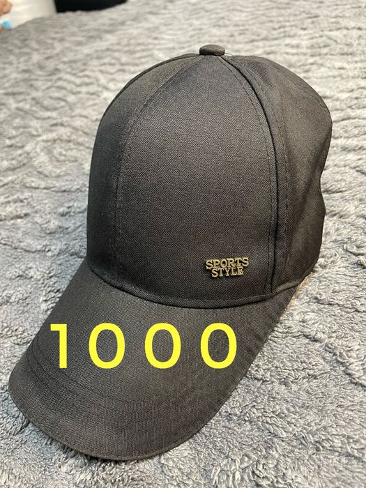 Разгружаю гардероб, кепки разные