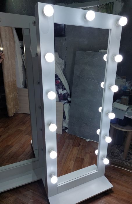 Зеркало с лампочками. Гримёрное зеркало.