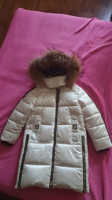 Продам пуховики на 4-6 лет