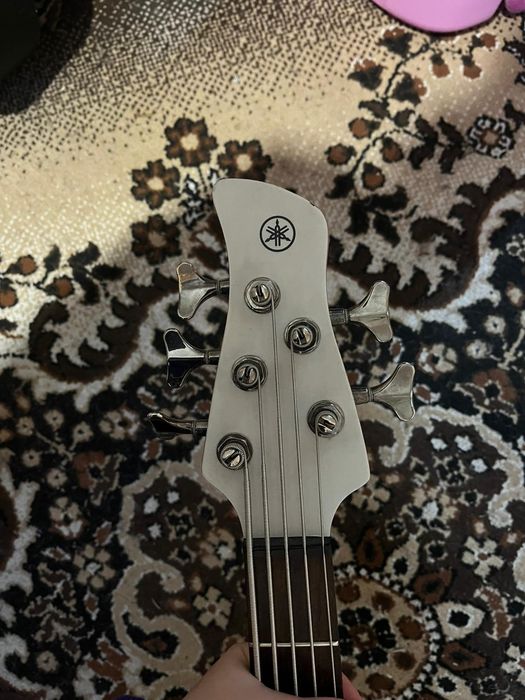 Бас китара YAMAHA с активна електроника