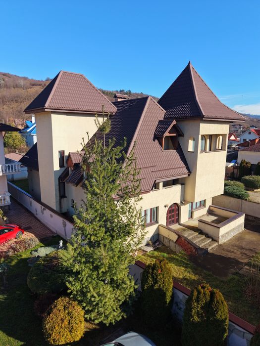 Inchiriez vila 604mp + anexa 94mp - ideal business –lângă Piatra Neamț