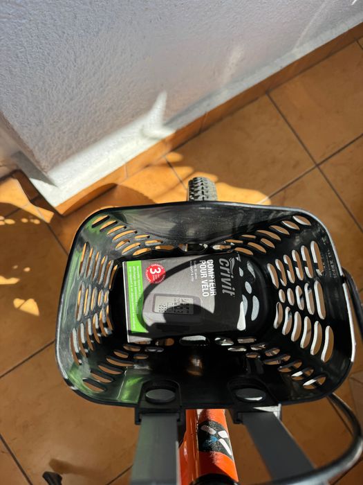 Bicicleta copii Btwin 16” inch, accesorizata cu vitezometru, claxon, cos depozitare si roti ajutatoare.