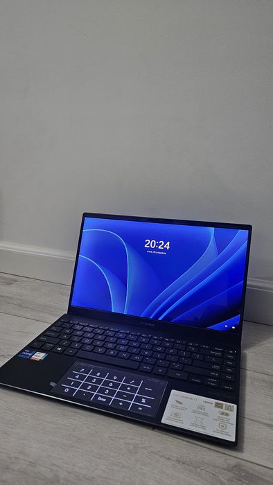 ASUS ZenBook i7- 13.3" OLED UX325EA cu procesor Intel® Core™ i7-1165G7