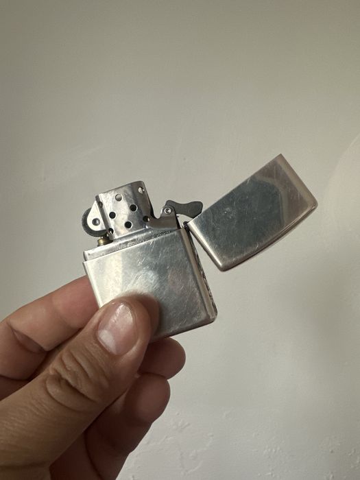 Продам зажигалку Zippo