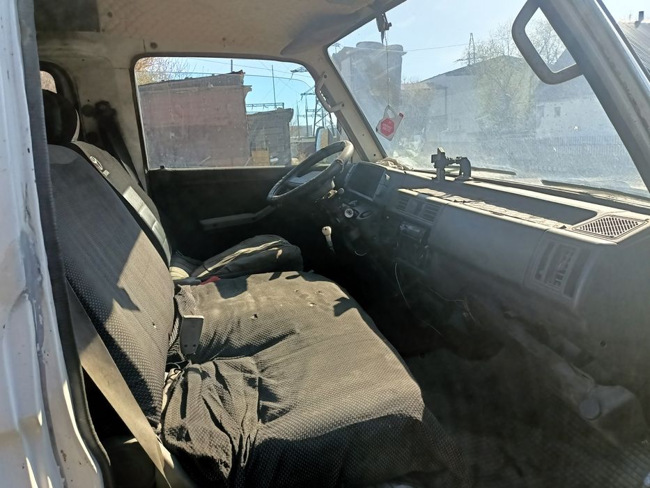 Белый бусик Мазда
