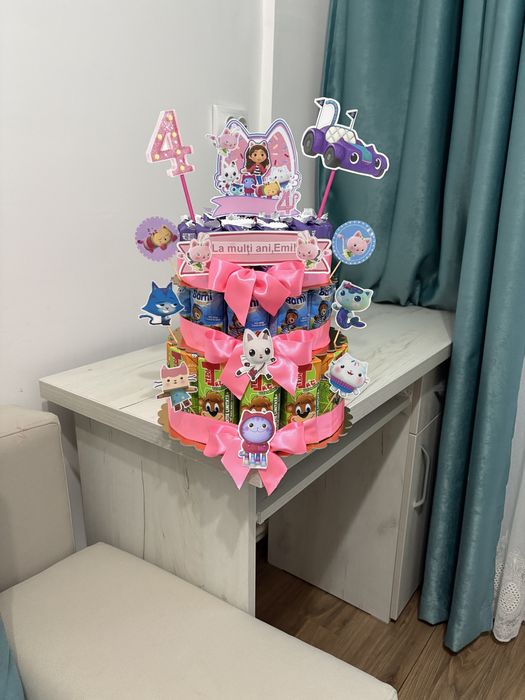 Tort personalizat din dulciuri