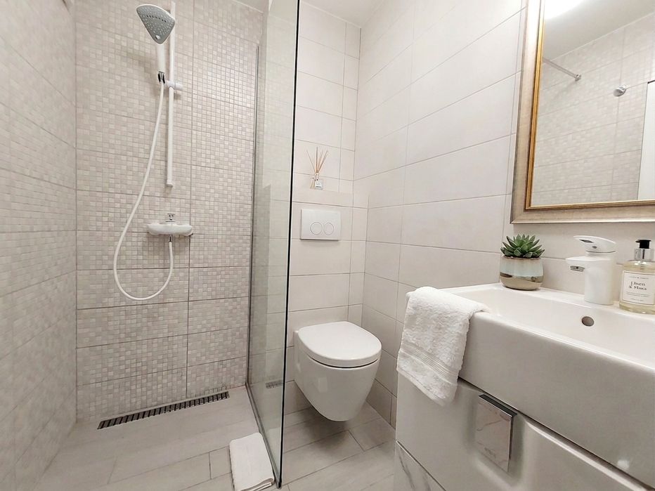 Proprietar închiriez apartament o camera decomandat  lux