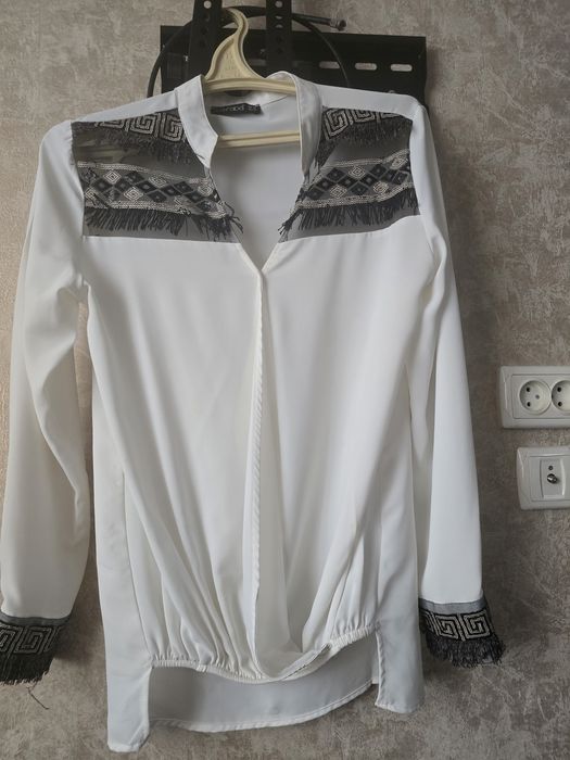 Блузки  разные белая, цветная, в полоску и туника цветная , в отличном