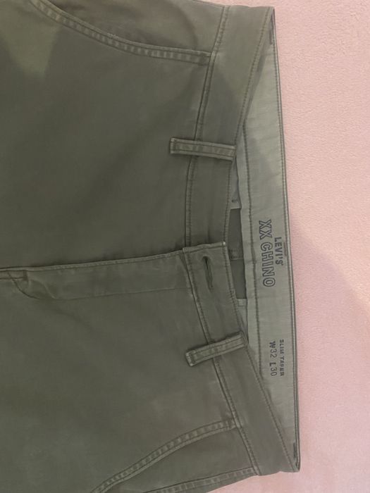 Pantaloni levis chino