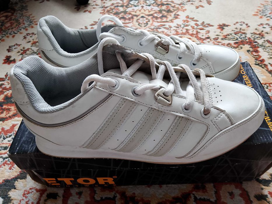 Продам женские кроссовки