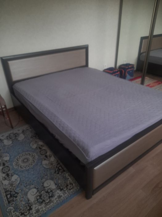 Продам кровать с матрацем двухспалка.