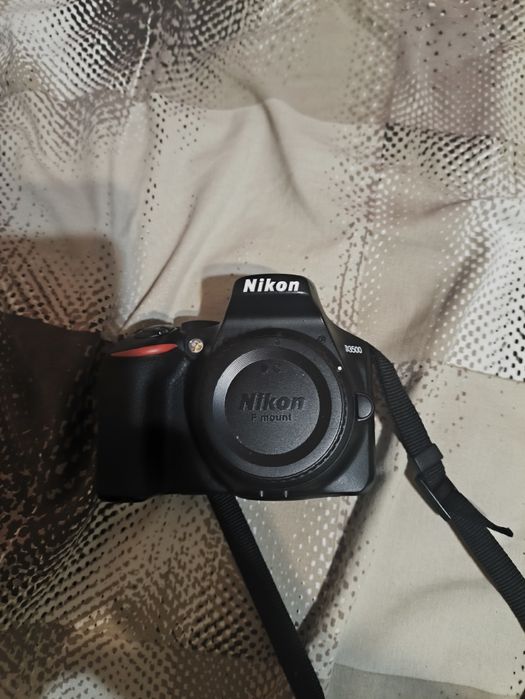 Фотоапарати Nikon D3200 и D3500