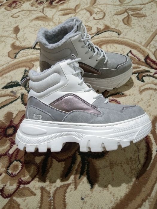 Продам зимние кроссовки.