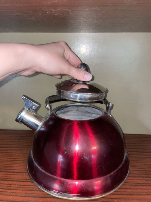 Чайник металлический с красным корпусом