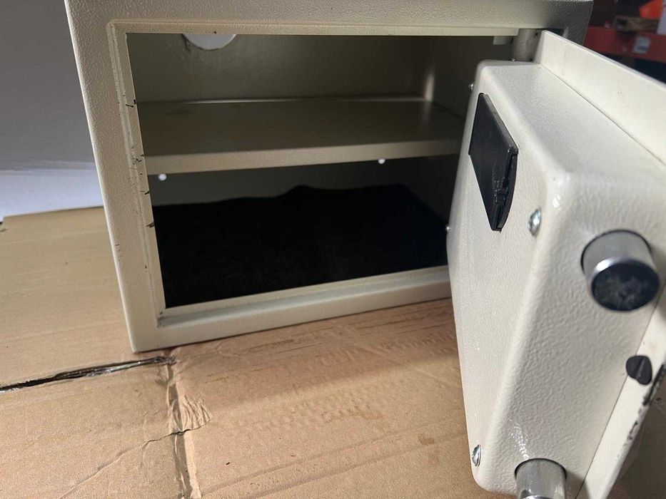 Seif cu cheie si cod, gaura in partea din spate