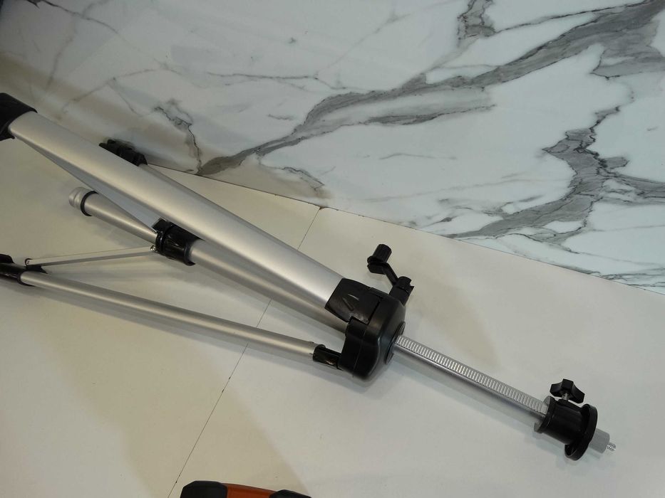 Hilti PM 2L - Линеен червен лазер + тринога 1.50 м.