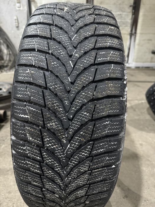 Продам зимнию резину липучка  225/55 R18
