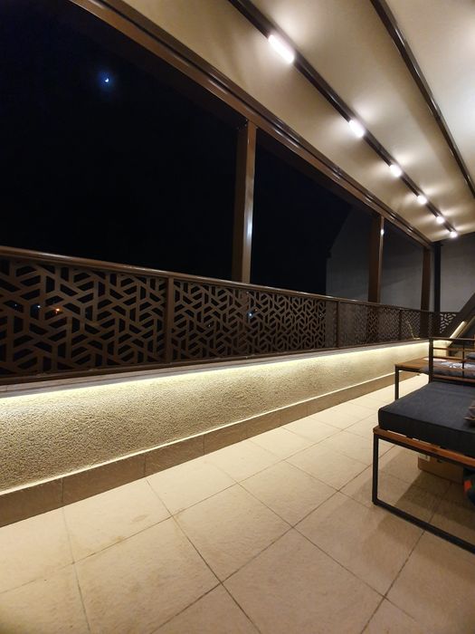 Vand apartament 2 camere full utilat cu loc de parcare .