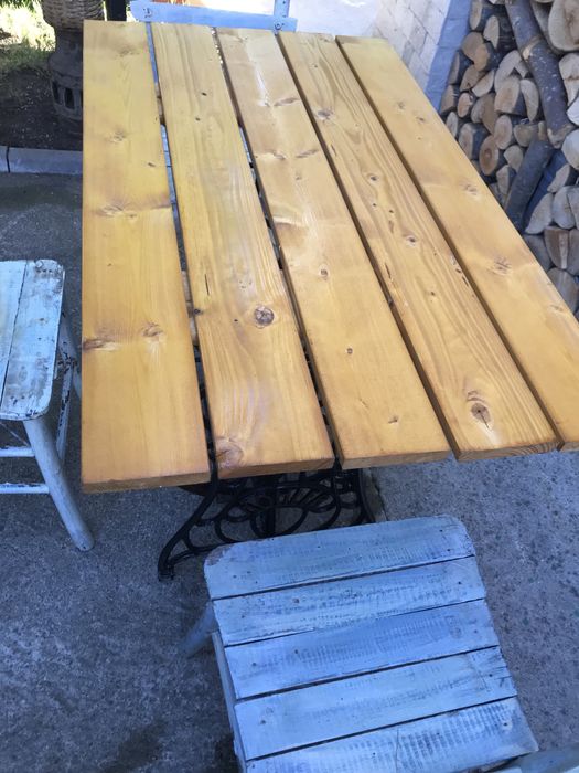 Маса от фигурален чугун с ретро столове