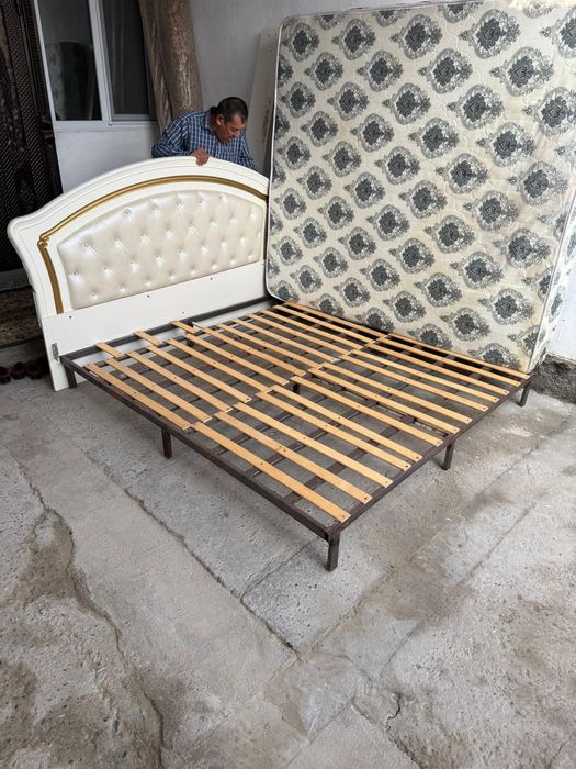 Спальная кровать