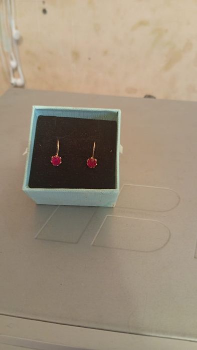 Продам золотые серьги