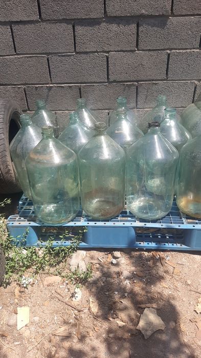 Продам бутыли 20 литровые стекло.