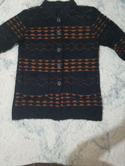 Янги жемпер сотилади