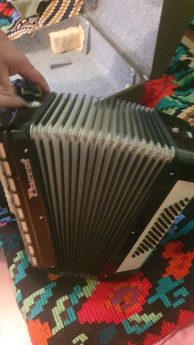 Vând acordeon Parrot perfect funcțional