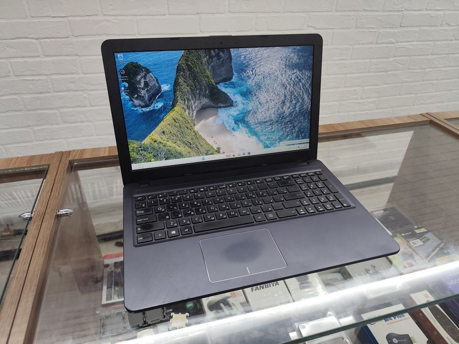Ноутбук Asus i7/8/256гб