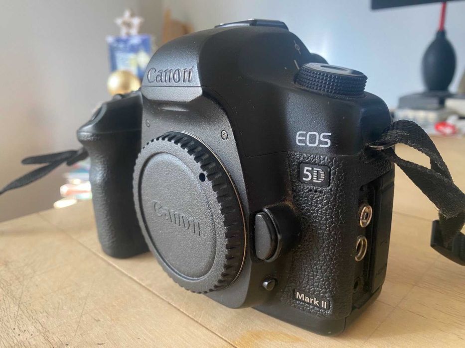 Продавам Фотоапарата EOS 5D Mark II
