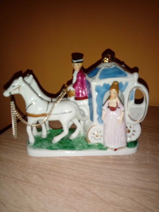 Антикварна  порцелан каляска