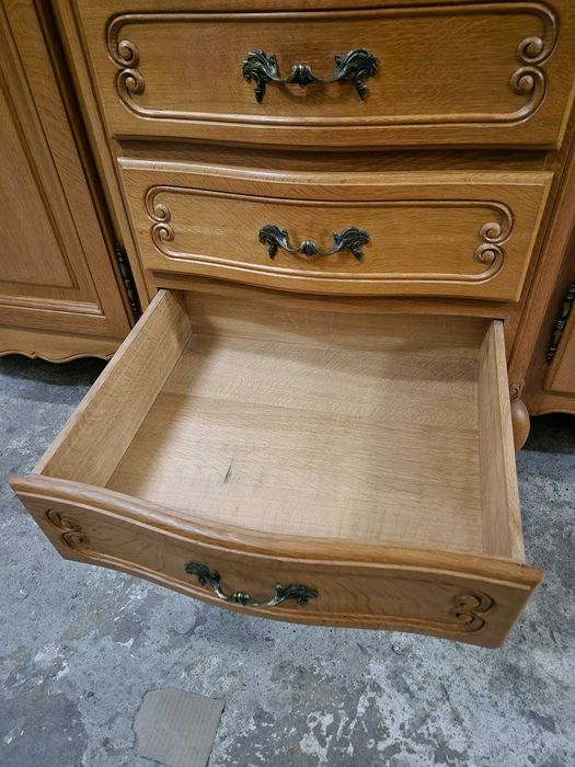 Контрабюфет дресоар от дъбов масив в стил "ЛУИ XV"