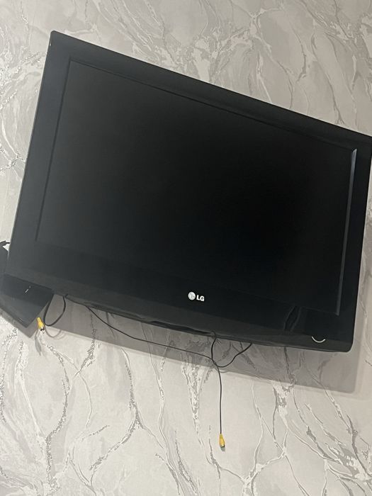 Телевизор LG в хорошем состояний