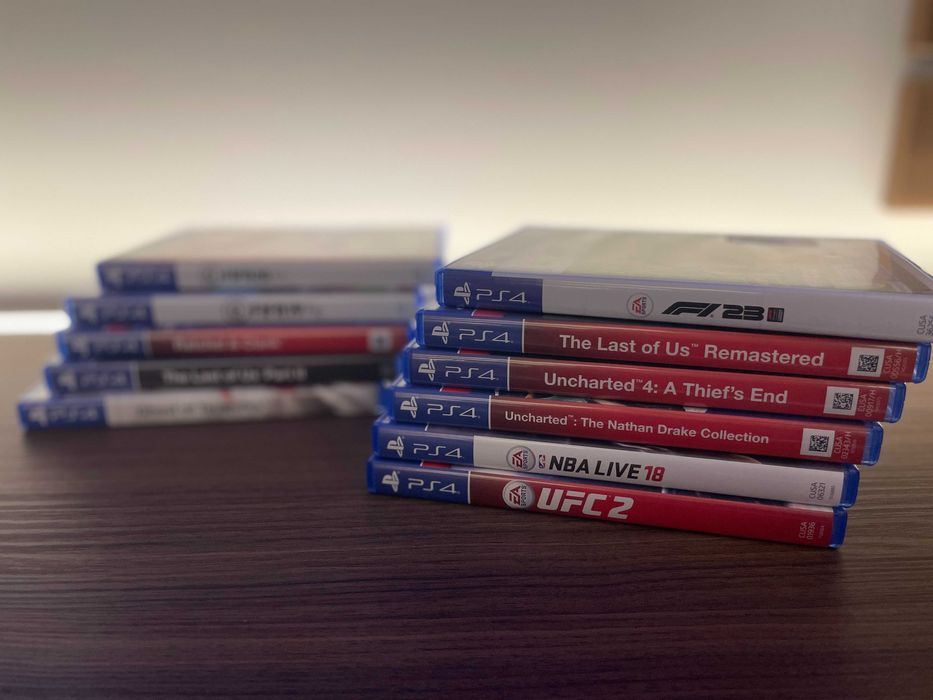 PS4 Slim 1TB + 2 джойстика + игри - отлично състояние