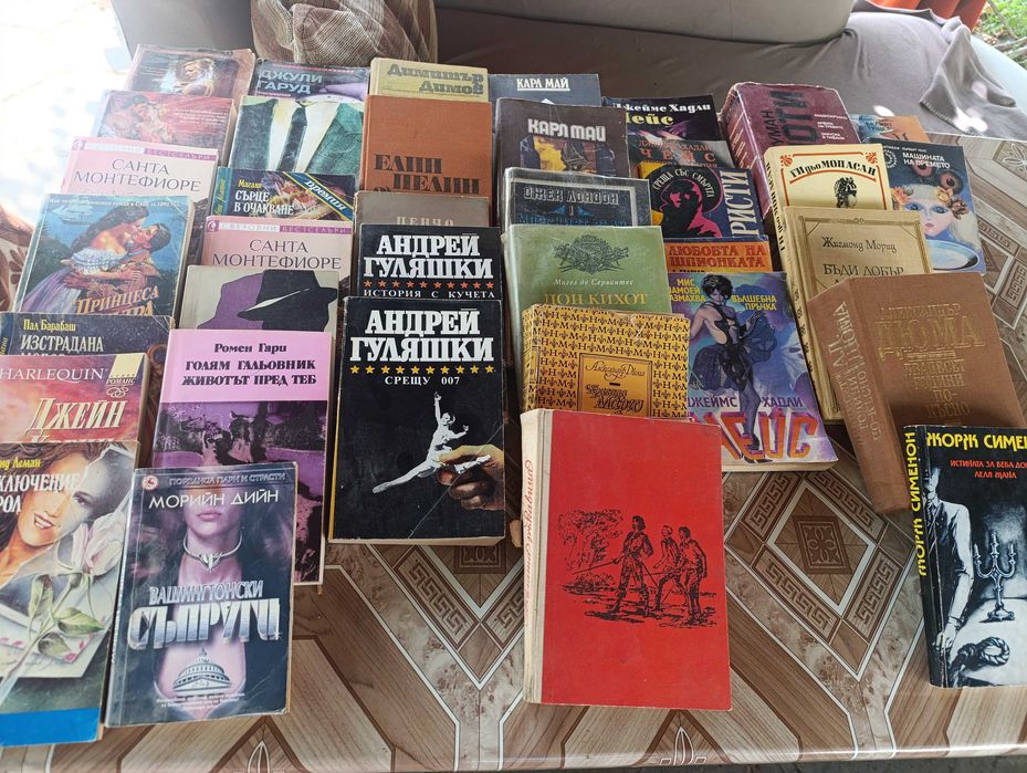 Продавам употребявани, но запазени книги на символична цена.