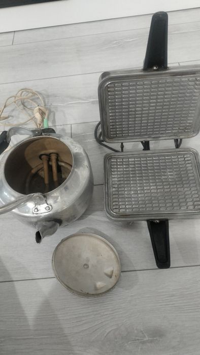 Продам советскую вафельницу, чайник