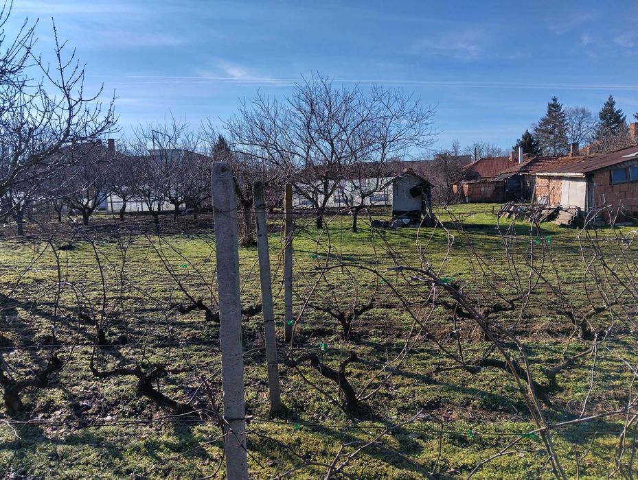 Продава тухлена къща с гараж