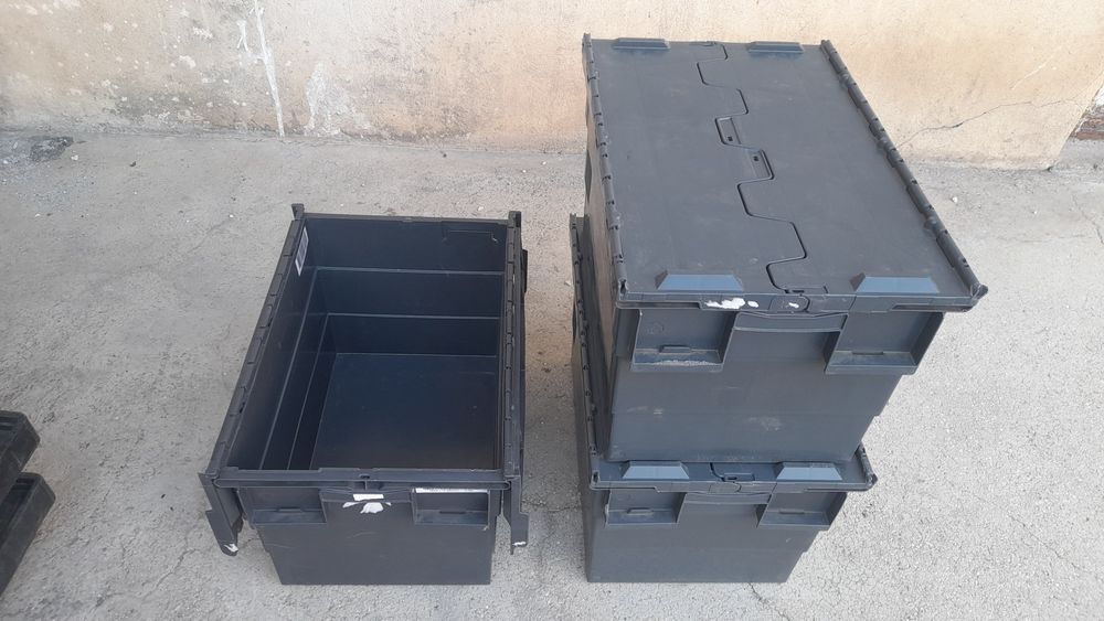 Cutii cu capac din plastic alimentat