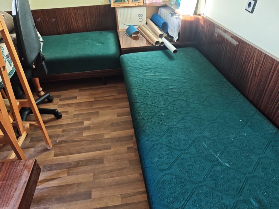 Ъглови легла с ракла и разтегателна холна маса.