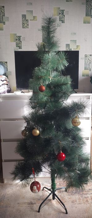 Елка с игрушками отдам