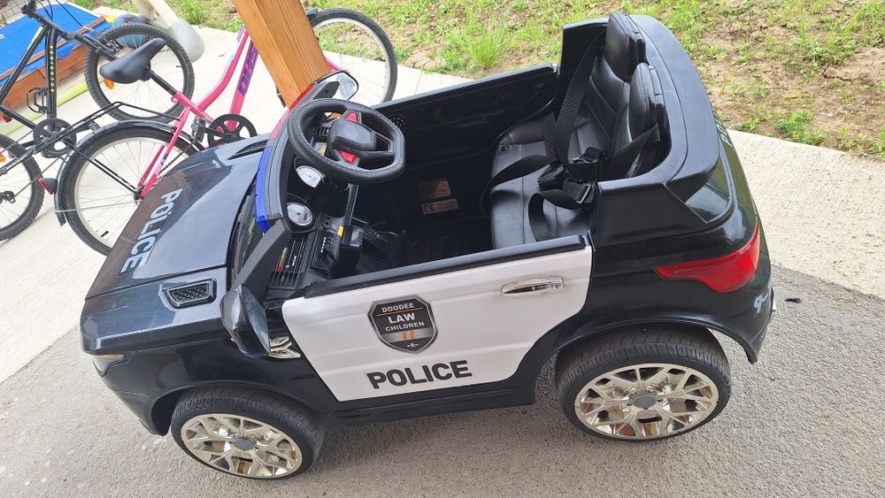 Masinuta de politie cu girofar NOVOKIDS 2-7 ani, cu telecomanda,USB,muzica, 2 motoare