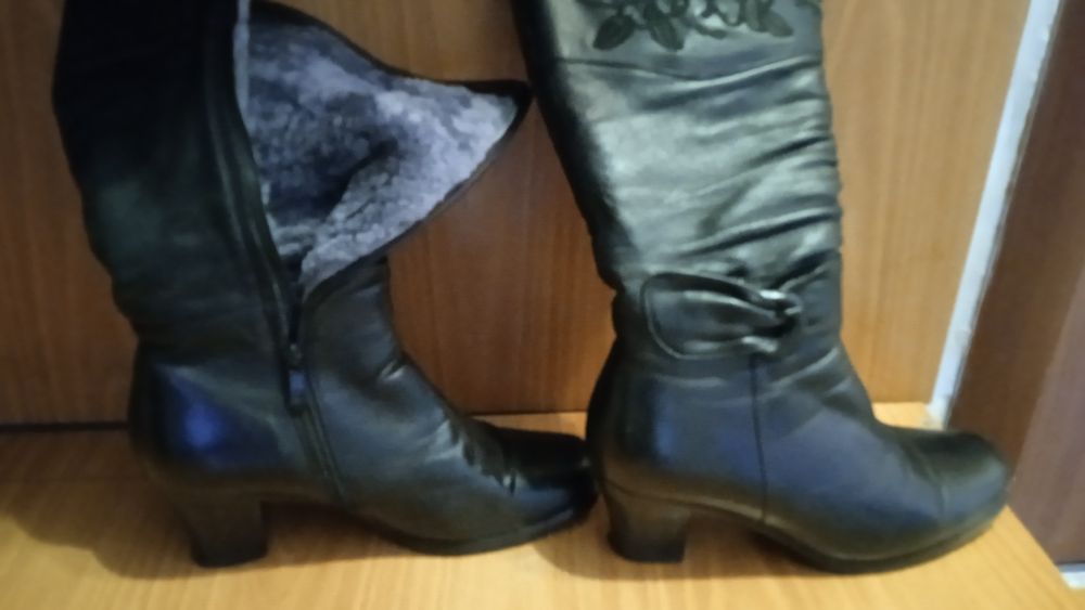 Продам женские сапоги