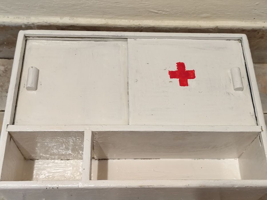 Аптечка дървена от соца