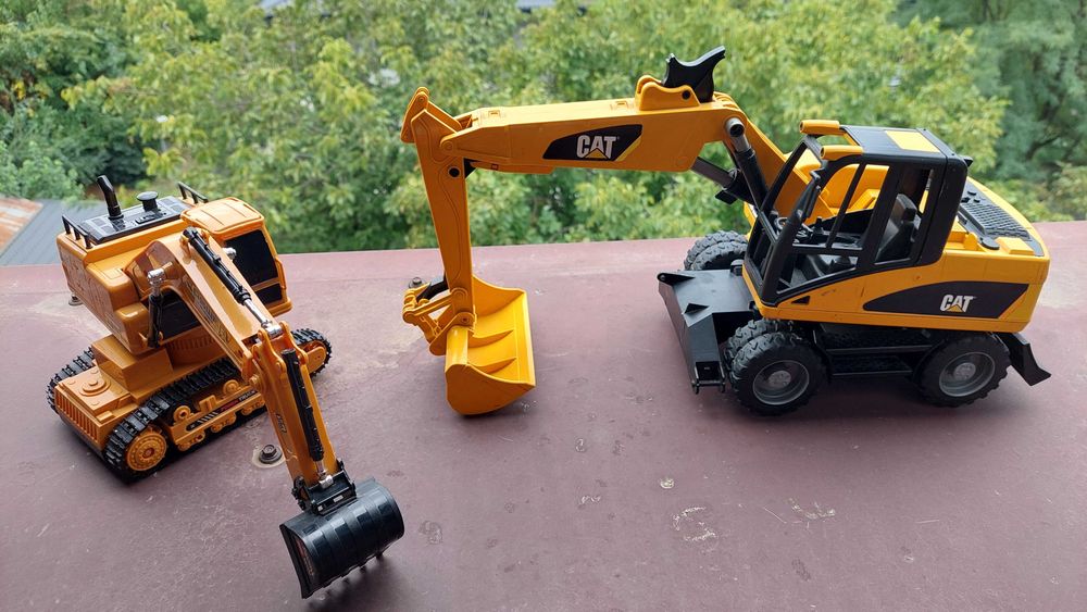 2 excavatoare unul cu senile altul roti Jucarii