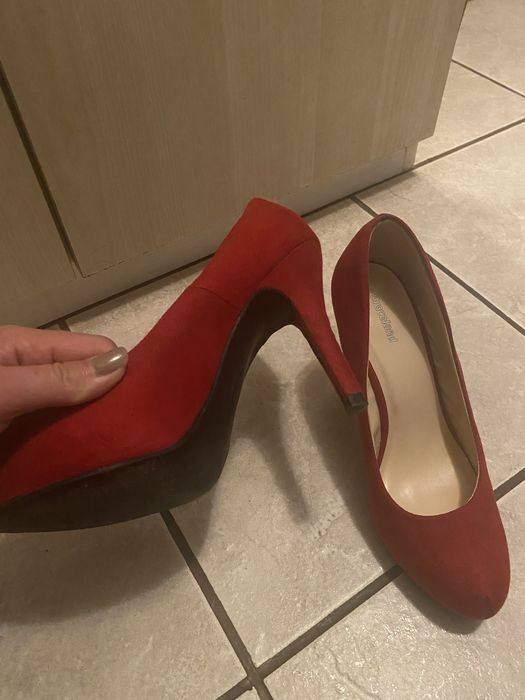 Червени обувки на ток