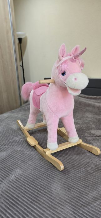 Люлееща играчката еднорог с музикална функция