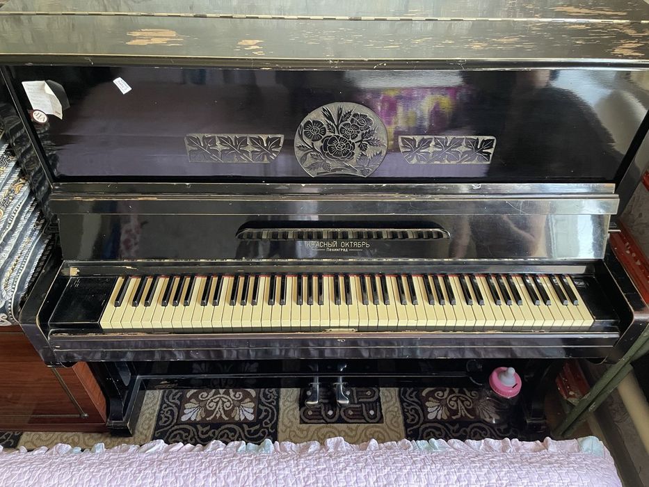 Пианино красный октябрь