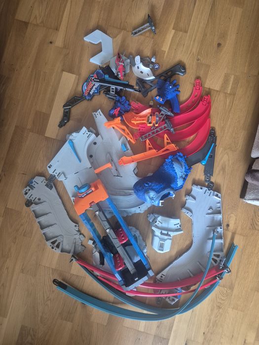 Set de joaca Zuru Metal Machines Gorilla Rampage, cale de rulare pe trei niveluri cu lift si carucior